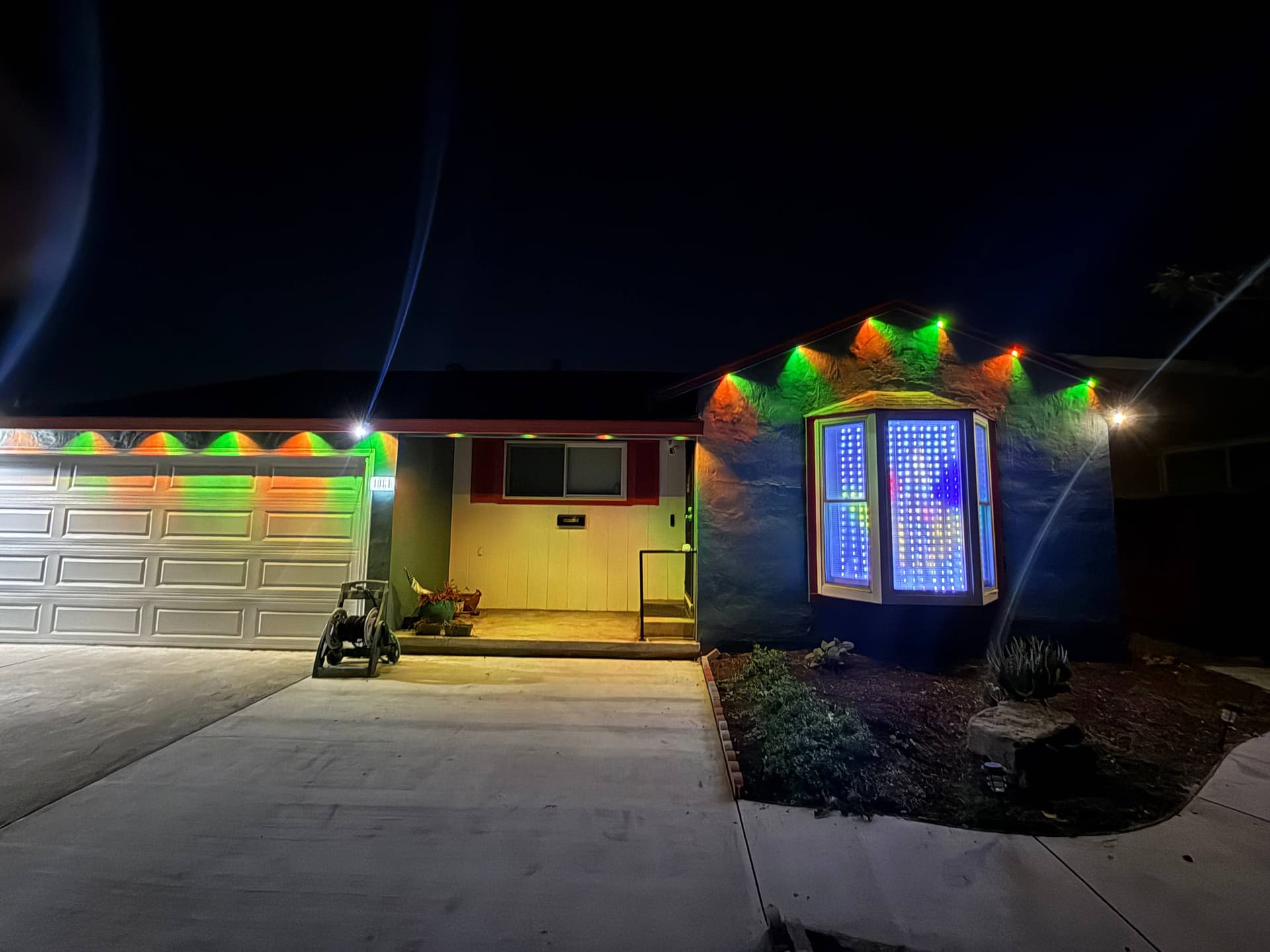 Smart color roofline on ranch home